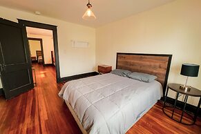 The Pub with Private Yard & Parking, Near the Falls & Casino by Niagar