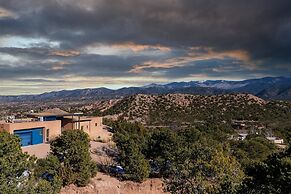 Butterfly House - Spectacular Modern Design and Mountain Views