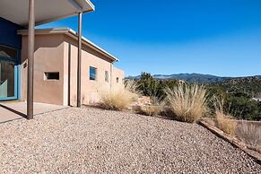 Butterfly House - Spectacular Modern Design and Mountain Views