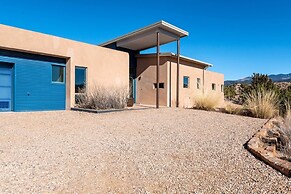 Butterfly House - Spectacular Modern Design and Mountain Views