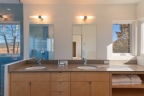 Butterfly House - Spectacular Modern Design and Mountain Views