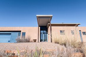 Butterfly House - Spectacular Modern Design and Mountain Views