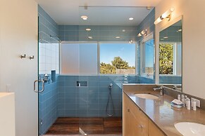Butterfly House - Spectacular Modern Design and Mountain Views