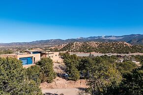 Butterfly House - Spectacular Modern Design and Mountain Views