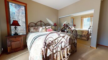 Snowcreek V 774 Gorgeous Mountain Views with Private Garage, Washer Dr