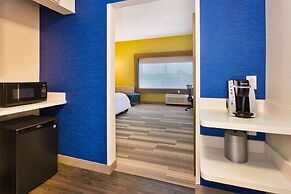 Holiday Inn Express & Suites Milan – Sandusky Area by IHG