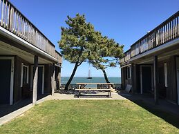 Vineyard Harbor Motel - Private Beach