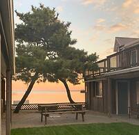 Vineyard Harbor Motel - Private Beach