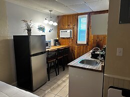 Vineyard Harbor Motel - Private Beach