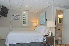 Vineyard Harbor Motel - Private Beach
