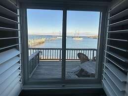 Vineyard Harbor Motel - Private Beach