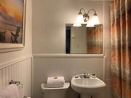 Vineyard Harbor Motel - Private Beach