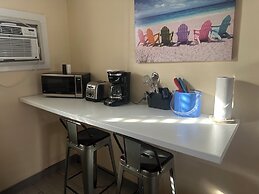 Vineyard Harbor Motel - Private Beach