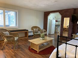 Vineyard Harbor Motel - Private Beach