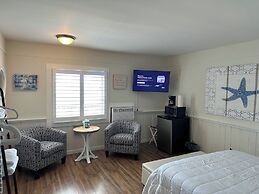 Vineyard Harbor Motel - Private Beach