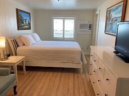 Vineyard Harbor Motel - Private Beach