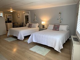 Vineyard Harbor Motel - Private Beach