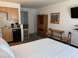Vineyard Harbor Motel - Private Beach