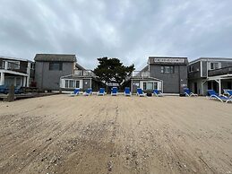 Vineyard Harbor Motel - Private Beach