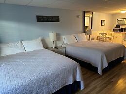 Vineyard Harbor Motel - Private Beach