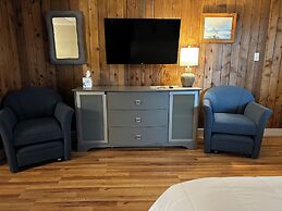 Vineyard Harbor Motel - Private Beach