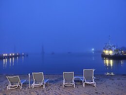 Vineyard Harbor Motel - Private Beach