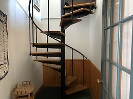 Vineyard Harbor Motel - Private Beach