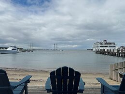 Vineyard Harbor Motel - Private Beach