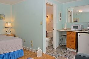 Vineyard Harbor Motel - Private Beach