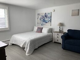 Vineyard Harbor Motel - Private Beach