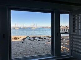 Vineyard Harbor Motel - Private Beach