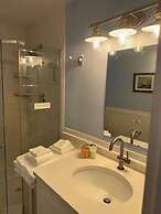 Vineyard Harbor Motel - Private Beach