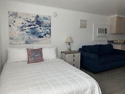 Vineyard Harbor Motel - Private Beach