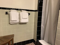 Vineyard Harbor Motel - Private Beach