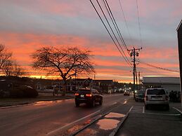 Vineyard Harbor Motel - Private Beach