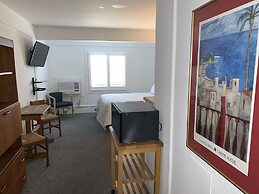 Vineyard Harbor Motel - Private Beach