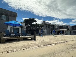 Vineyard Harbor Motel - Private Beach