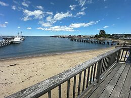Vineyard Harbor Motel - Private Beach