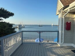 Vineyard Harbor Motel - Private Beach