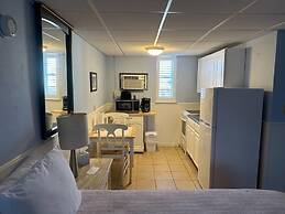 Vineyard Harbor Motel - Private Beach