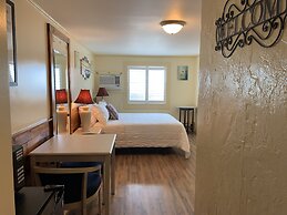 Vineyard Harbor Motel - Private Beach