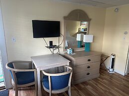 Vineyard Harbor Motel - Private Beach