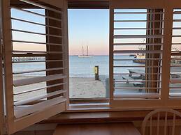 Vineyard Harbor Motel - Private Beach