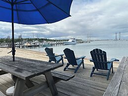 Vineyard Harbor Motel - Private Beach