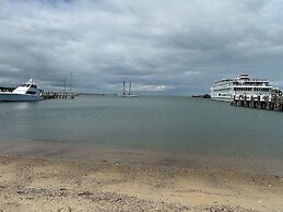 Vineyard Harbor Motel - Private Beach