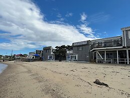 Vineyard Harbor Motel - Private Beach