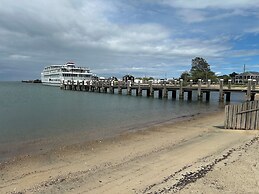 Vineyard Harbor Motel - Private Beach