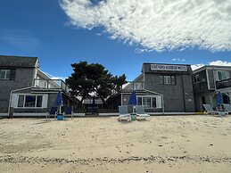 Vineyard Harbor Motel - Private Beach