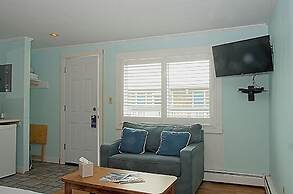 Vineyard Harbor Motel - Private Beach