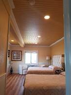 Vineyard Harbor Motel - Private Beach